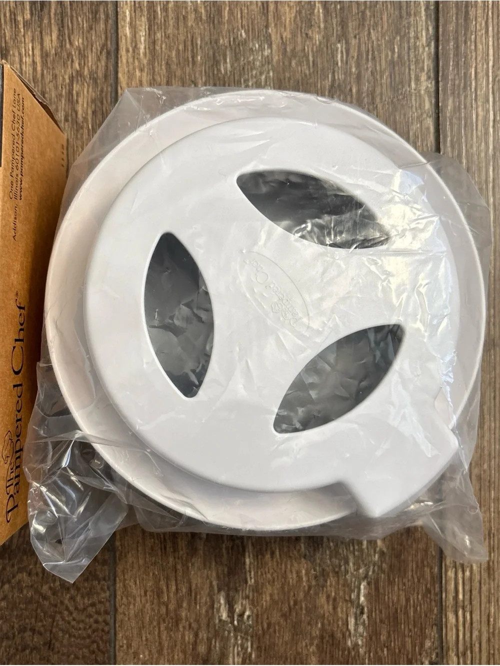 New Pampered Chef Close & Cut #1118 Multipurpose Food Holder and Slicer.
